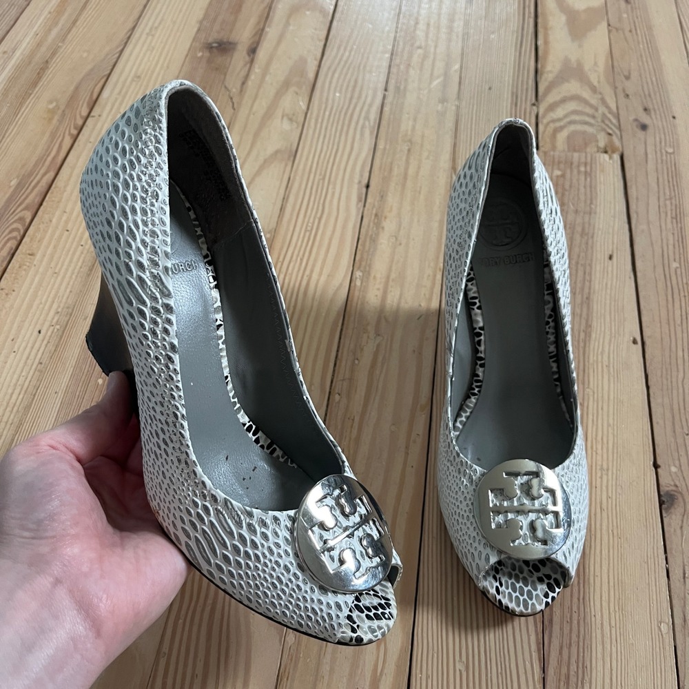Tory Burch Snakeskin Embossed Leather Peep Toe Wedge Pumps White Grey Logo 37